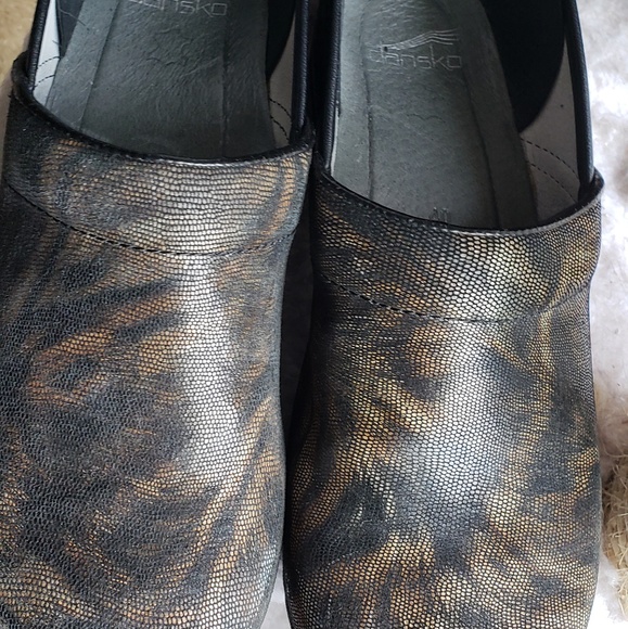 Dansko Shoes - Like new! Dansko shoes 😊 MAKE OFFER 😊